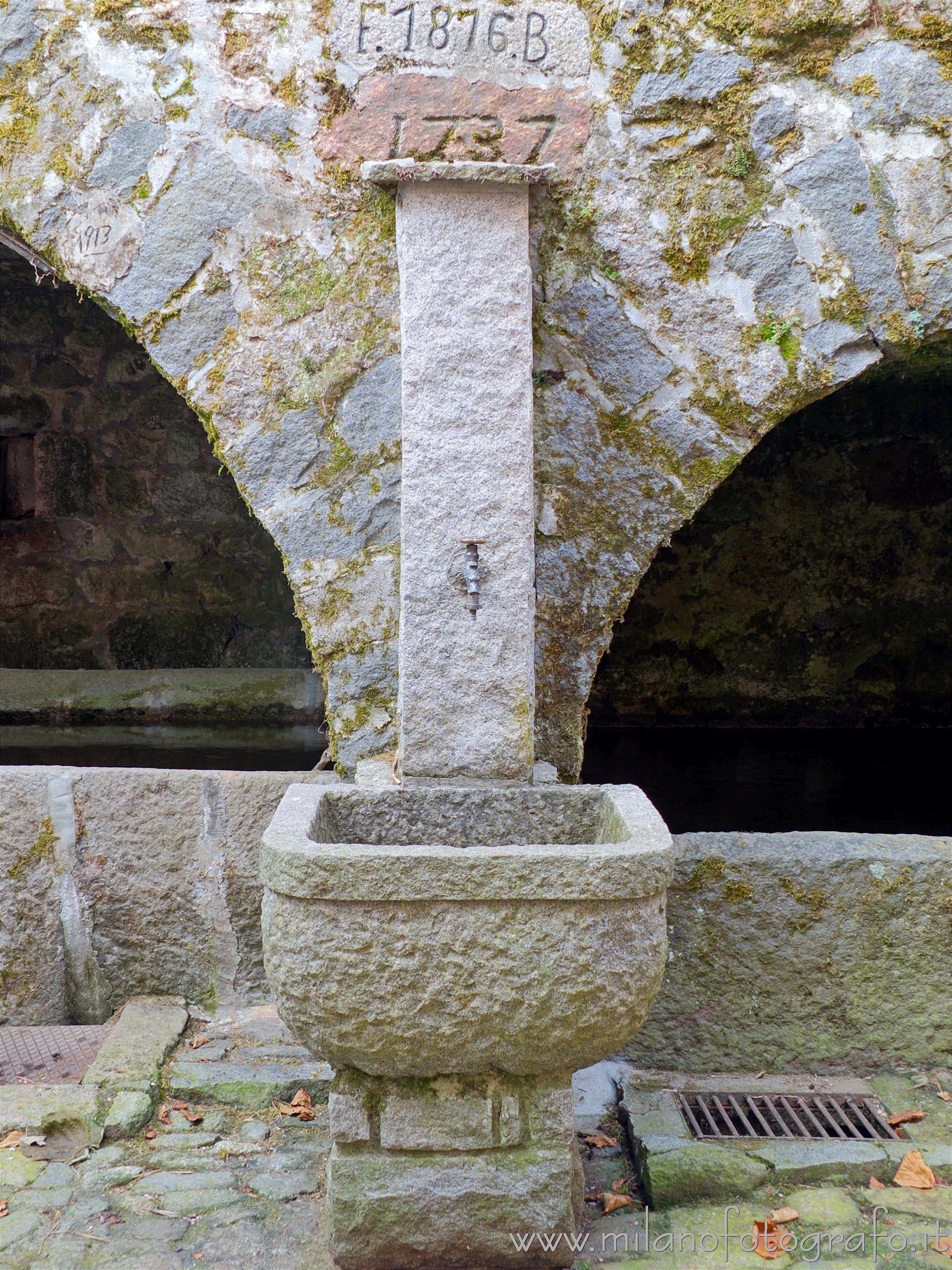 Campiglia Cervo (Biella) - Antica fontana in granito nella frazione Sassaia